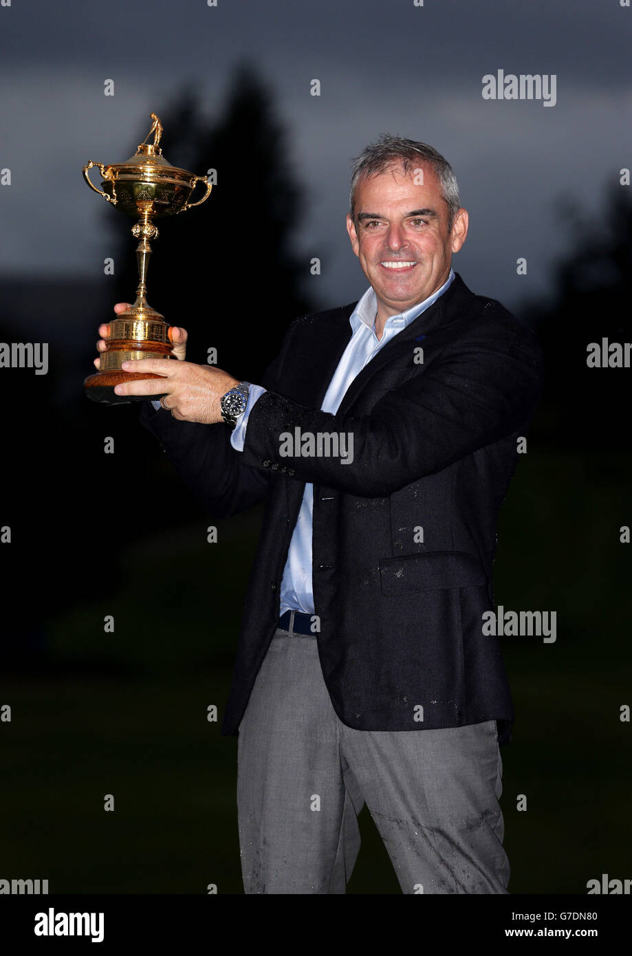 Golf - 40° Ryder Cup - 3° giorno - Gleneagles. Il capitano europeo Paul McGinley con il trofeo Ryder Cup il terzo giorno della 40a Ryder Cup al Gleneagles Golf Course, Perthshire. Foto Stock