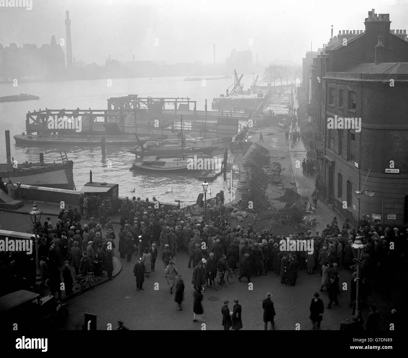Disastri e incidenti britannici - Bloods - The London Bloods - 1928. Una visione generale delle alluvioni a Grosvenor Road, Westminster, dove è stato creato un divario nel muro di argine. Foto Stock