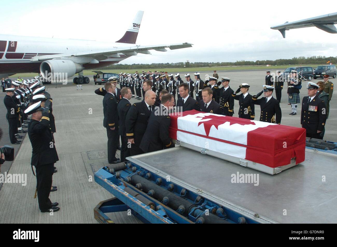 I resti del tenente Chris Saunders, l'unico Crewman morto per le sue ferite dopo che il sommergibile canadese HMCS Chicoutimi ha subito un incendio a bordo martedì scorso, essendo stato rimosso dall'aeroporto di Dublino con pieni onori militari e navali irlandesi, ad un aereo militare canadese in attesa di ritorno a Halifax Novia Scotia, All'aeroporto di Dublino. Il sommergibile canadese subì un incendio a bordo, e si era allontanato senza potere dopo il largo della costa nordoccidentale dell'Irlanda prima che le navi navali irlandesi e britanniche convergevano sulla scena e iniziavano un'operazione di rivendita. 13/10/04: Crewmen del Foto Stock