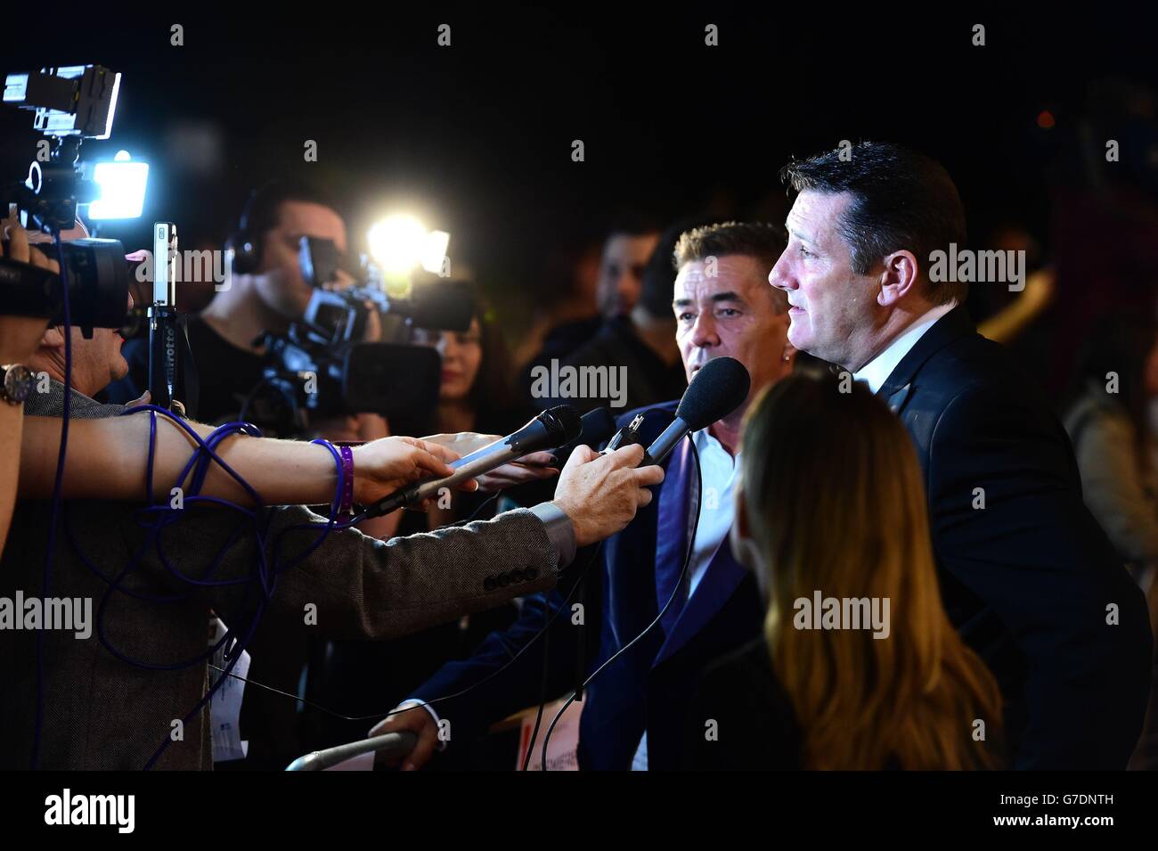 John Keeble e Tony Hadley parlano con i media durante la prima di Soul Boys of the Western World, Spandau Ballet: The Film al Royal Albert Hall di Londra. Foto Stock