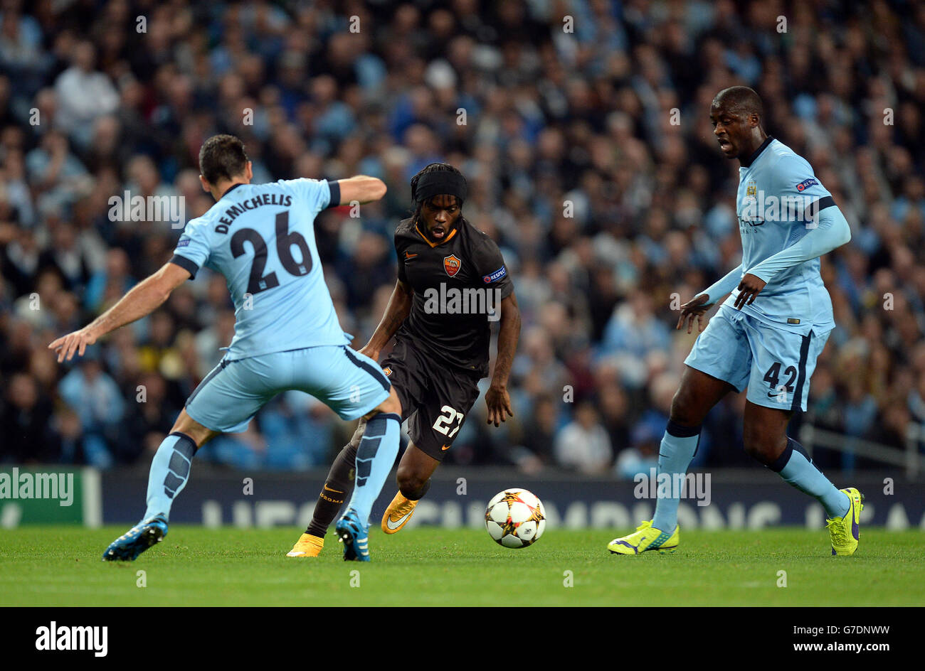 Gervinho (centro) di Roma combatte per la palla con Yaya Toure (a destra) di Manchester City e Martin Demichelis durante la partita della UEFA Champions League all'Etihad Stadium di Manchester. PREMERE ASSOCIAZIONE foto. Picture date: Martedì 30 settembre 2014, vedi PA storia CALCIO Man City. Il credito fotografico dovrebbe essere: Martin Rickett/PA Wire. Foto Stock