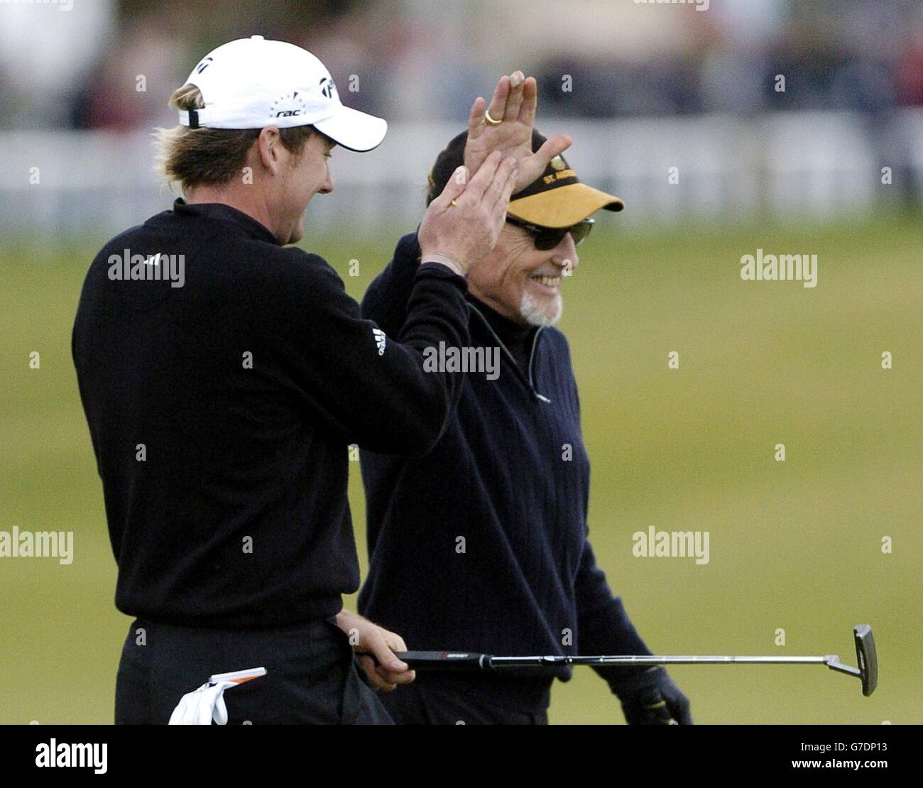 L'inglese Ian Poulter (a sinistra) e la star del cinema americano Dennis Hopper sul 18 ° verde durante il Dunhill Links Championship a St Andrews, Scozia. Foto Stock