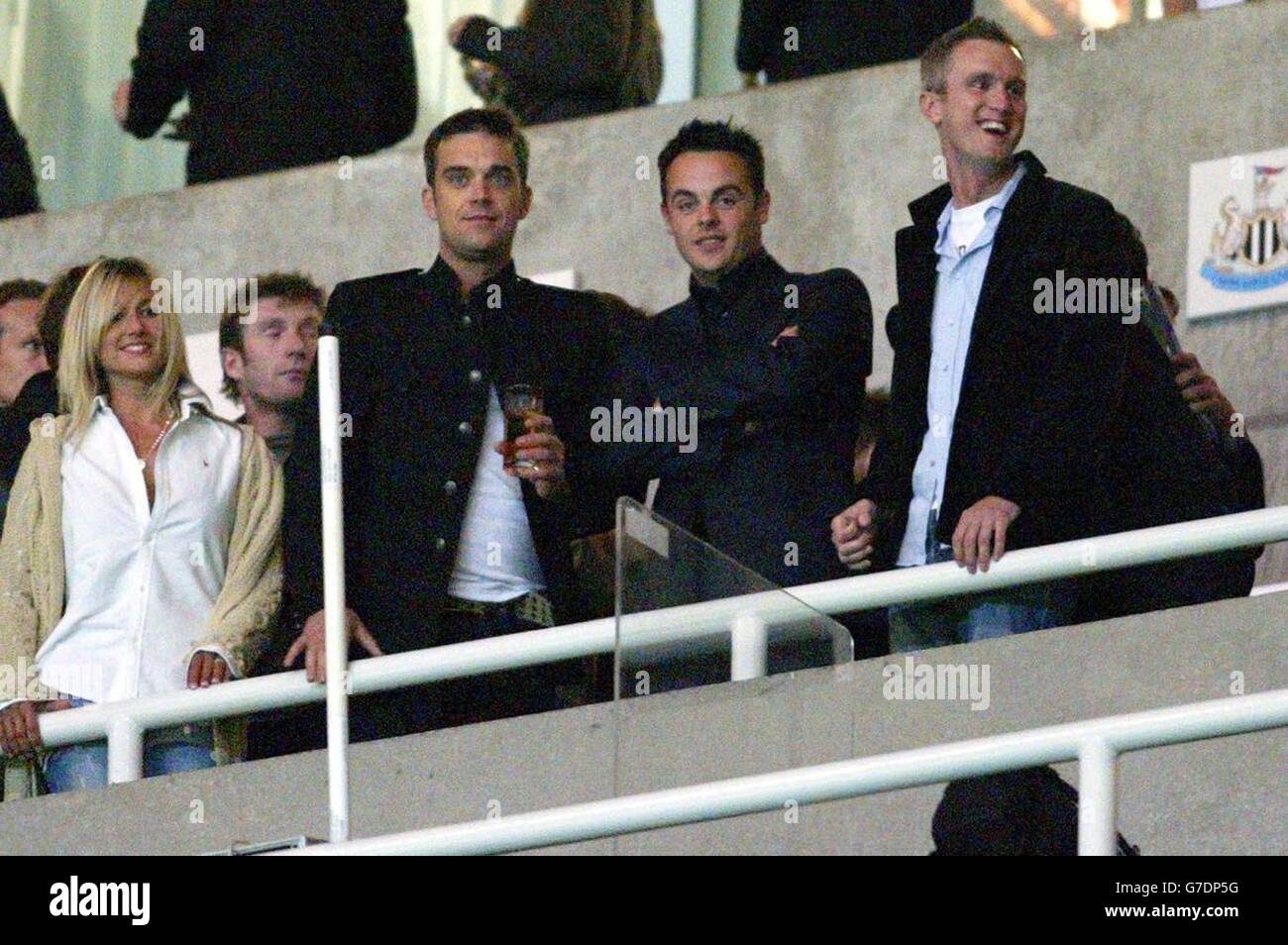Robbie Williams (al centro) e ANT McPartlin (al centro di destra) guardano la finale dal vivo "The Match" di Sky One che si gioca al St James Park, Newcastle upon Tyne. Robbie era lì per sostenere il suo amico Jonathan Wilkes. Foto Stock