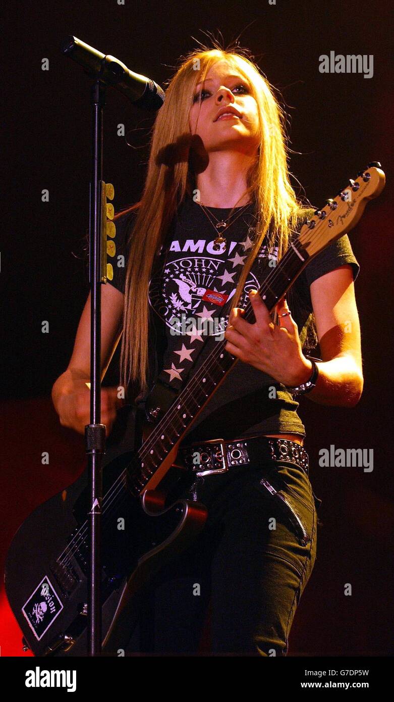 La cantante canadese Avril Lavigne suona dal vivo sul palco alla Wembley Arena, nel nord di Londra, cantando brani tratti dal suo attuale album 'Under My Skin'. Foto Stock