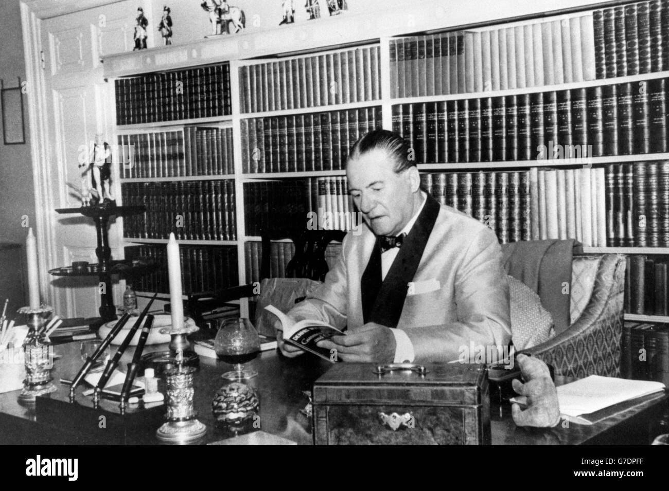 Scrittore thriller Dennis Wheatley. Egli ha chiesto una sicurezza più rigorosa nei cimiteri e la rinascita di antiche leggi anti-stregoneria abolite negli anni venti. Foto Stock