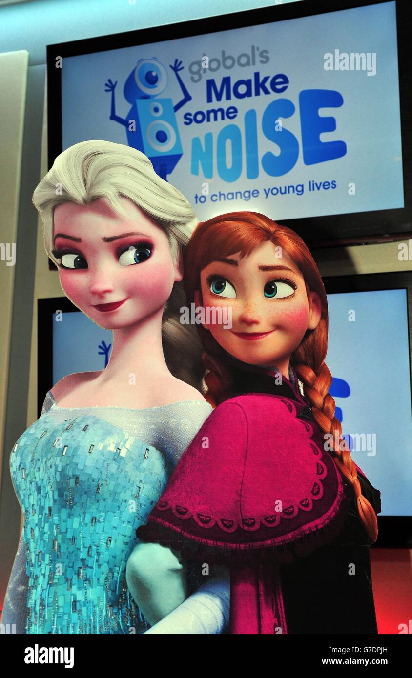 Un taglio di cartone della regina Elsa di Arendelle (a sinistra) e della principessa  Anna di Arendelle, dal film congelato, durante una fotocellula agli studi  di cuore, in Leicester Square, Londra, Mentre