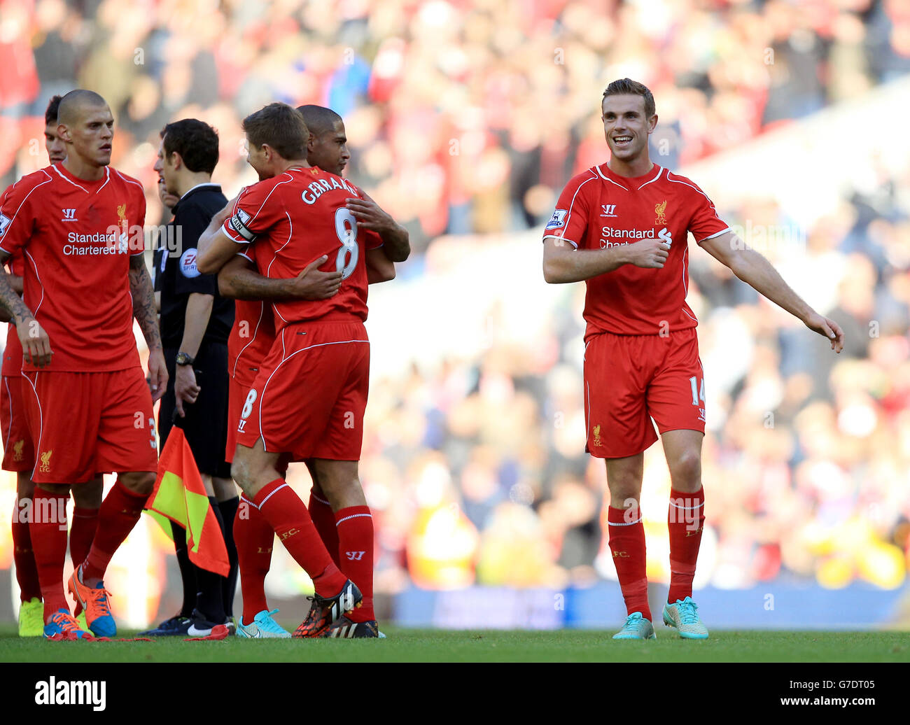 Jordan Henderson di Liverpool festeggia dopo il fischio finale durante la partita Barclays Premier League ad Anfield, Liverpool. PREMERE ASSOCIAZIONE foto. Data immagine: Sabato 4 ottobre 2014. Vedi PA storia CALCIO Liverpool. Il credito fotografico dovrebbe essere: Peter Byrne/PA Wire. Foto Stock