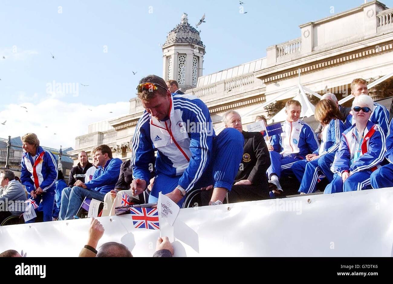 Il vincitore della medaglia d'oro Matthew Pinsent firma autografi per la folla durante la celebrazione della Parata degli Eroi, in Trafalgar Square, Londra. Foto Stock