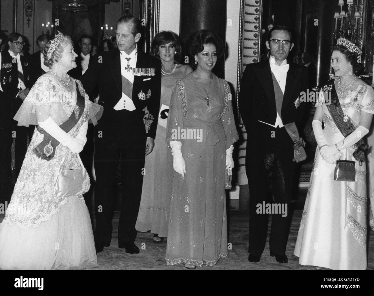(l-r) la Regina Madre, il Duca di Edimburgo, Senhora Maria Eanes, il Presidente Ramahlo Eanes del Portogallo, e la Regina Elisabetta II nella Sala della Musica di Buckingham Palace. Foto Stock