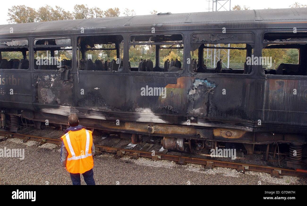 Il carro posteriore danneggiato dal fuoco di un treno in un deposito di Bristol. Foto Stock