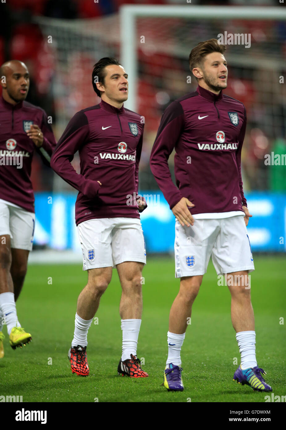 Inghilterra Leighton Baines (a sinistra) durante il warm up prima della partita di qualificazione UEFA Euro 2016 al Wembley Stadium di Londra. PREMERE ASSOCIAZIONE foto. Data immagine: Giovedì 9 ottobre 2014. Vedi PA storia CALCIO Inghilterra. Il credito fotografico dovrebbe essere Nick Potts/PA Wire. L'uso è soggetto a restrizioni fa. . Uso commerciale solo previo consenso scritto della fa. Foto Stock