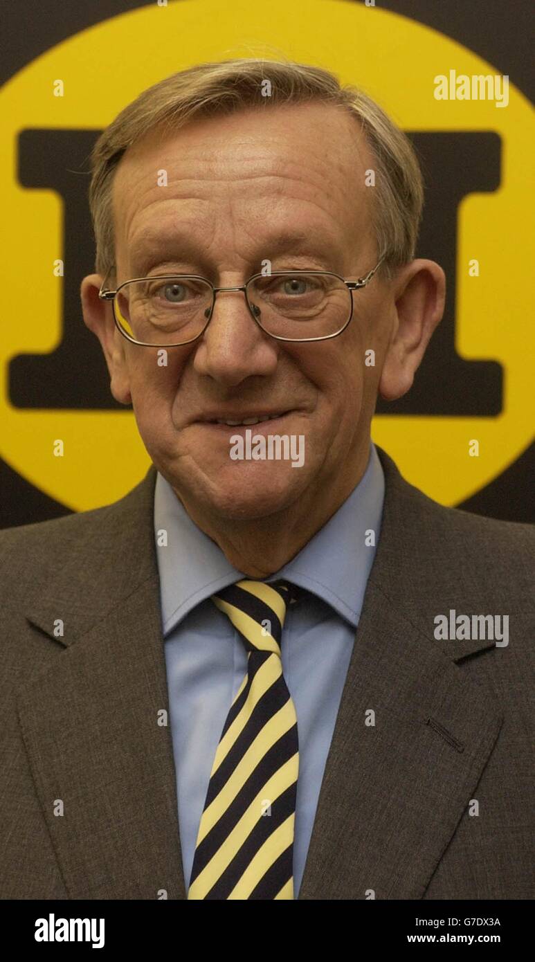 Sir Ken Morrison, presidente della catena Supermarket, Morrisons ha rivelato che la performance di Safeway aveva continuato a diminuire, con vendite simili al 7.9% in meno nel primo semestre. La catena con sede a Bradford, che ha acquisito l'attività di Safeway all'inizio di quest'anno, ha rivelato nel periodo un utile ante imposte di 121.6 milioni, in calo rispetto ai 131.6 milioni dell'ultima volta e in linea con le aspettative degli analisti. Ha inoltre confermato che nei suoi negozi Safeway Compact era stato espresso un "grande interesse" e che le offerte erano in fase di esame. Foto Stock