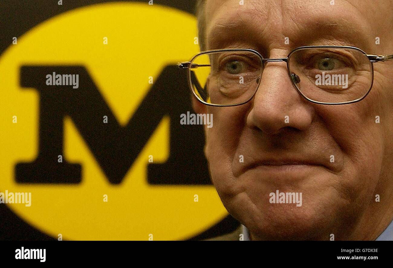 Sir Ken Morrison, presidente della catena Supermarket, Morrisons ha rivelato che la performance di Safeway aveva continuato a diminuire, con vendite simili al 7.9% in meno nel primo semestre. La catena con sede a Bradford, che ha acquisito l'attività di Safeway all'inizio di quest'anno, ha rivelato nel periodo un utile ante imposte di 121.6 milioni, in calo rispetto ai 131.6 milioni dell'ultima volta e in linea con le aspettative degli analisti. Ha inoltre confermato che nei suoi negozi Safeway Compact era stato espresso un "grande interesse" e che le offerte erano in fase di esame. Foto Stock