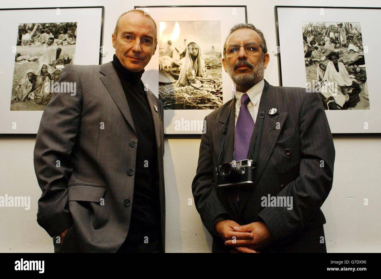 Midge Ure (a sinistra), co-organizzatore del primo concerto di Live Aid,  con il fotografo Carlos Reyes-Manzo al lancio della sua mostra 'Beyond Band  Aid: Ethy Then and Now - 1984/2004' di Carlos