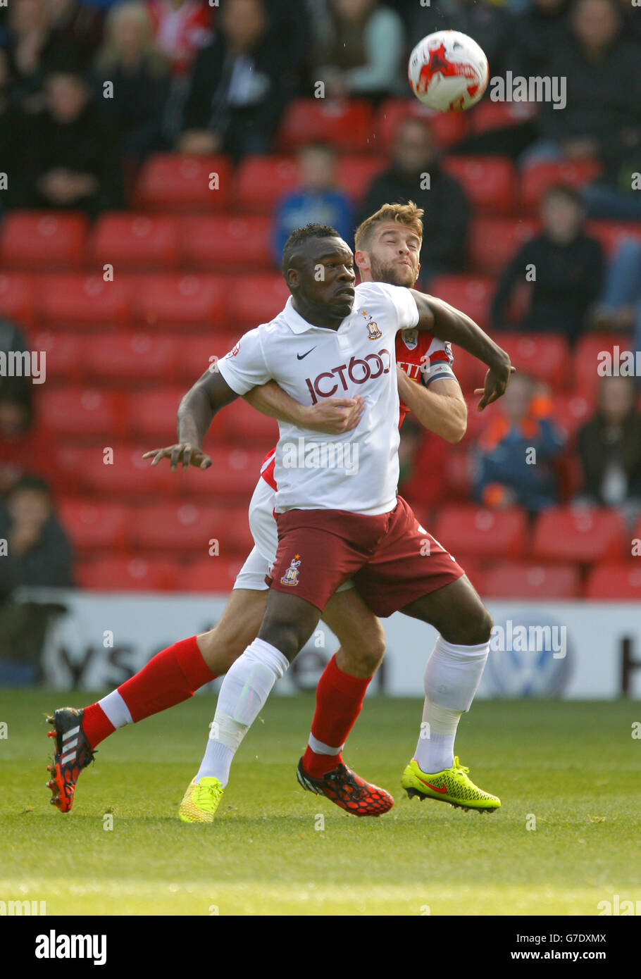 Calcio - Campionato Sky Bet - Barnsley / Bradford City - Oakwell. Aaron McLean di Bradford City si incula per la possessione con Martin Cranie di Barnsley Foto Stock