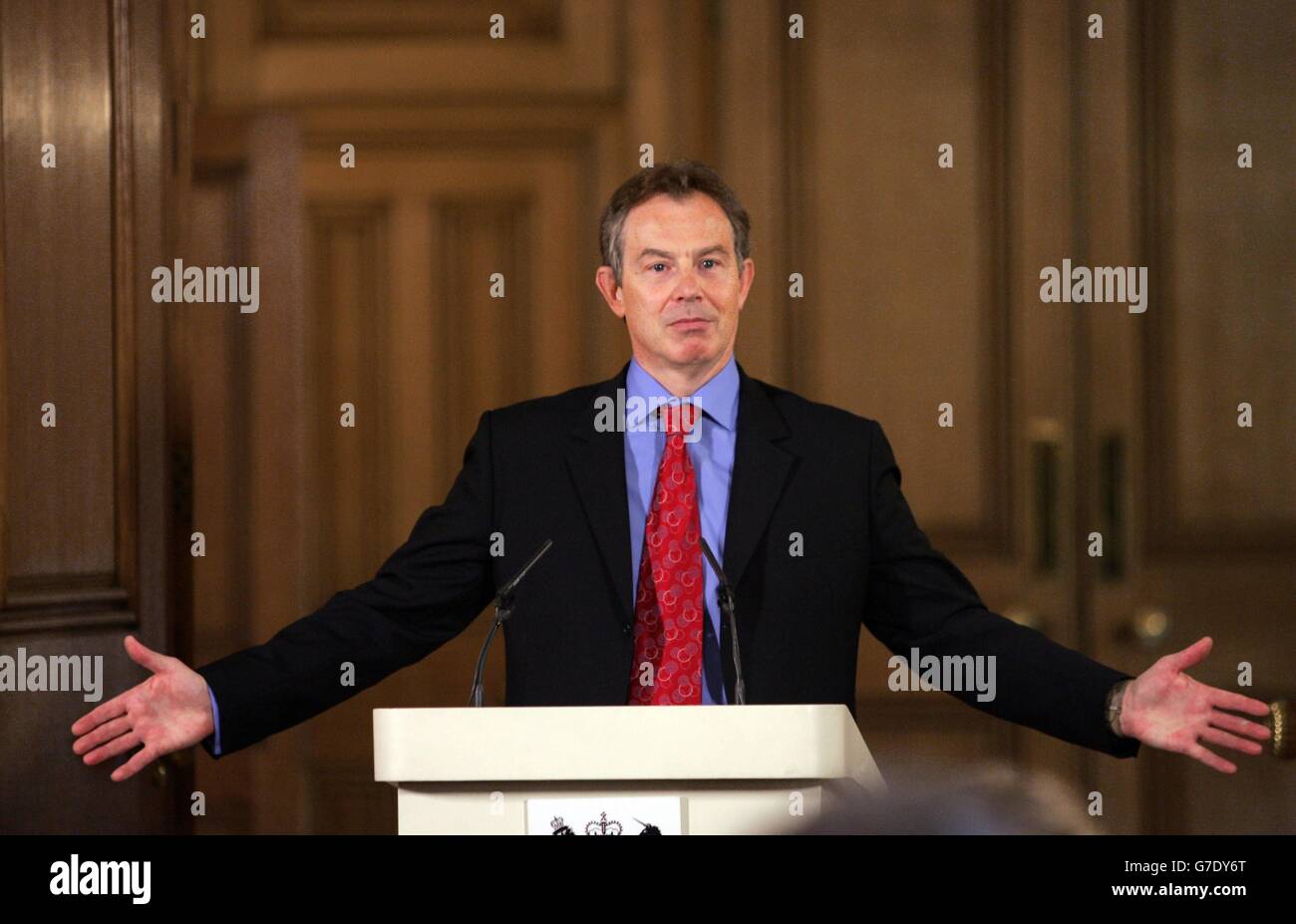 Il primo ministro Tony Blair Gestures, durante la sua conferenza stampa mensile a Downing Street, dove ha difeso la mossa del governo di sottoscrivere i piani dell'UE per semplificare il processo decisionale in materia di asilo e immigrazione, insistendo sul fatto che non limiterebbero il controllo della Gran Bretagna sui propri confini. Foto Stock