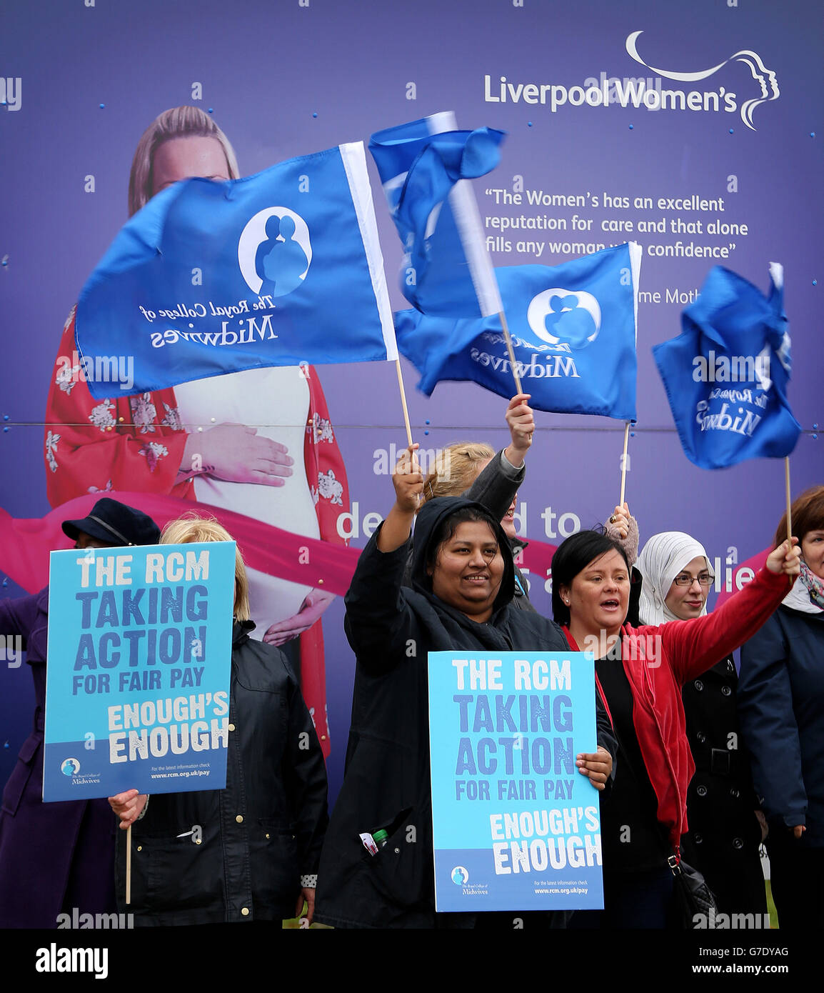 I lavoratori della NHS protestano fuori dal Liverpool Womens Hospital, mentre centinaia di migliaia di operatori sanitari sono usciti in sciopero, molti per la prima volta nella loro vita, per protestare contro la decisione del governo di non dare loro un aumento salariale raccomandato dell'1%. Foto Stock