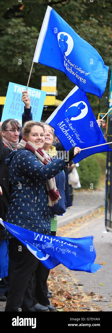 I lavoratori della NHS protestano fuori dal Liverpool Womens Hospital, mentre centinaia di migliaia di operatori sanitari sono usciti in sciopero, molti per la prima volta nella loro vita, per protestare contro la decisione del governo di non dare loro un aumento salariale raccomandato dell'1%. Foto Stock