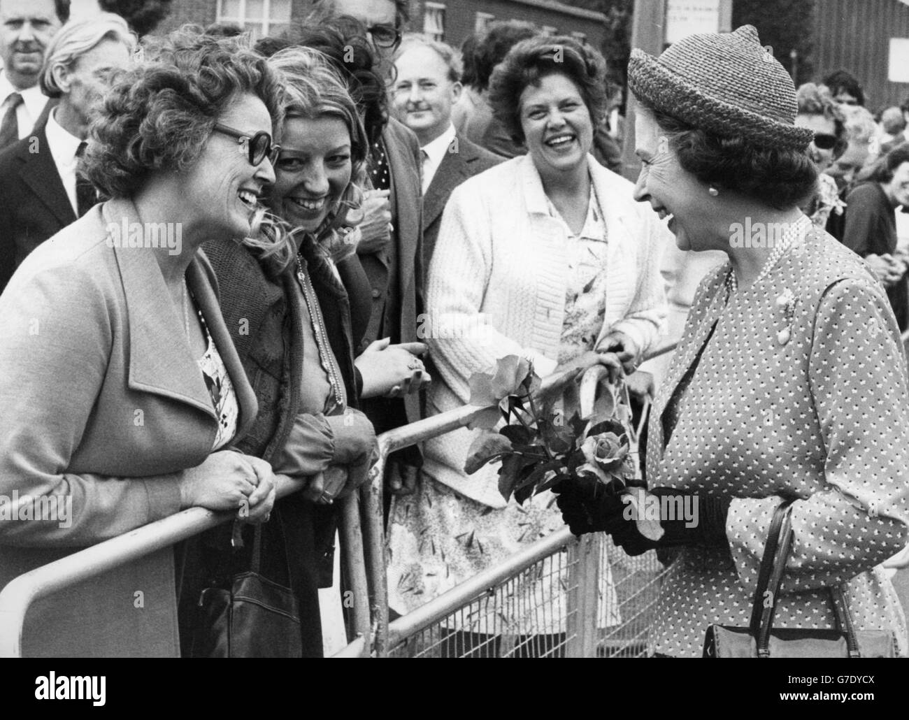 La regina Elisabetta II parla con le lavoratrici dello stabilimento di ricerca sulle armi atomiche di Aldermaston. Foto Stock