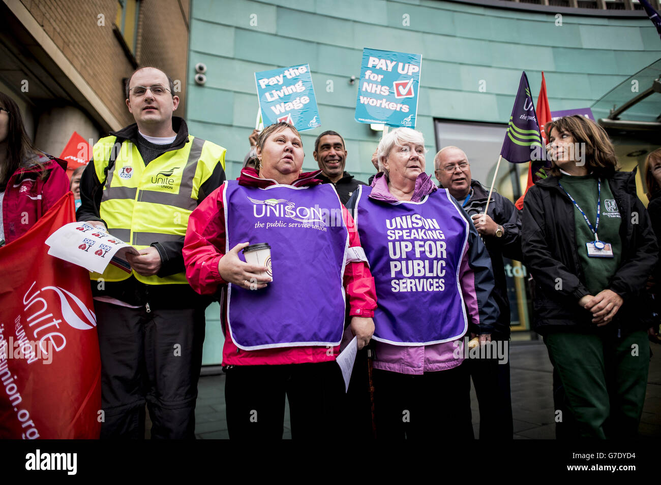I lavoratori della NHS si trovano al di fuori del Bristol Royal Infirmary Hospital, Bristol, dove il personale protesta contro le condizioni di aumento delle retribuzioni. Foto Stock
