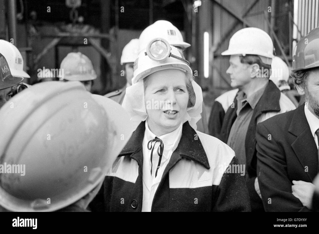 Il primo ministro, Margaret Thatcher, in tute bianche, un casco minatori e una giacca di asino per il suo viaggio giù un albero della miniera alla collisione di Wistow nel bacino di Selby. Foto Stock