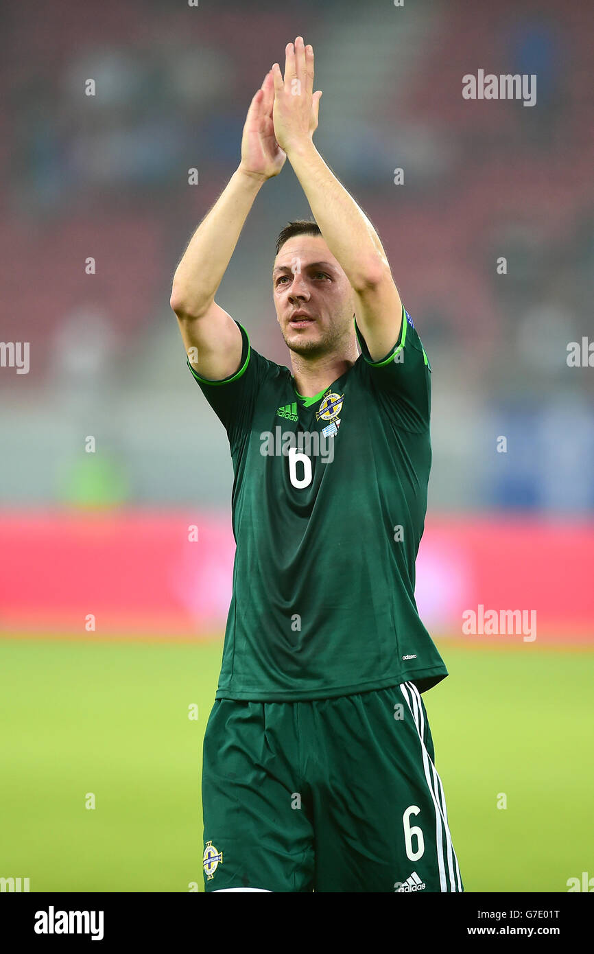 Calcio - UEFA Euro 2016 - Qualifiche - Gruppo F - Grecia / Irlanda del Nord - Stadio Georgios Karaiskakis. Chris Baird, l'Irlanda del Nord, riconosce il sostegno ai viaggi al fischio finale Foto Stock