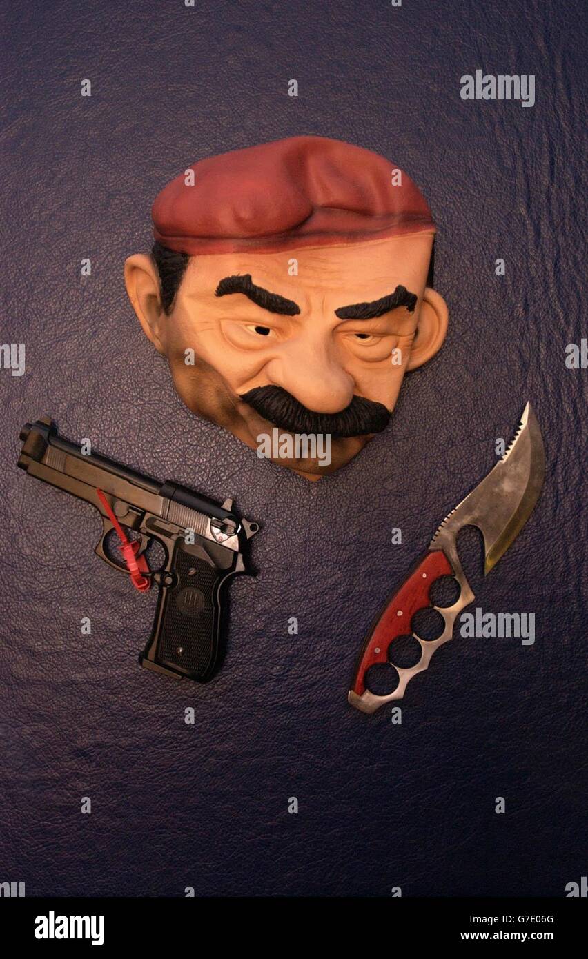 Una maschera di Saddam Husseim e le armi utilizzate in una serie di rapine violente sono esposte alla stazione di polizia di Reading. Gli articoli sono stati prove nel processo di Jamie Miell, 25, Garri Collins, 22, e 28-year-old Mark Davies che stessero iniziando lunghe condanne questa sera. Hanno effettuato 21 incursioni in meno di tre mesi tra ottobre e dicembre dello scorso anno, che le hanno compensate quasi 30,000. Hanno preso di mira i pub, gli uffici postali e i negozi di articoli di prima necessità, che sono andati a armati di pistole, coltelli e mazze da baseball, e non hanno flirato di commettere atti di 'violenza puramente gratuita' durante le incursioni, la lettura Foto Stock