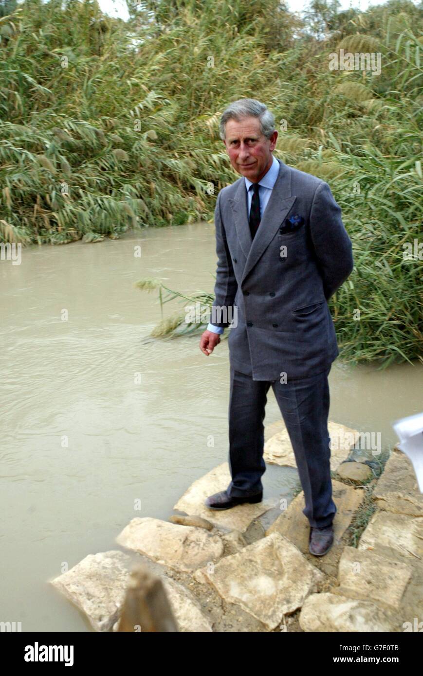 Il Principe di Galles visita un sito di battesimo sul lato est del fiume Giordano, durante una visita ufficiale in Giordania sull'ultima tappa del suo tour straniero che lo ha già portato in Turchia e in Italia. Foto Stock