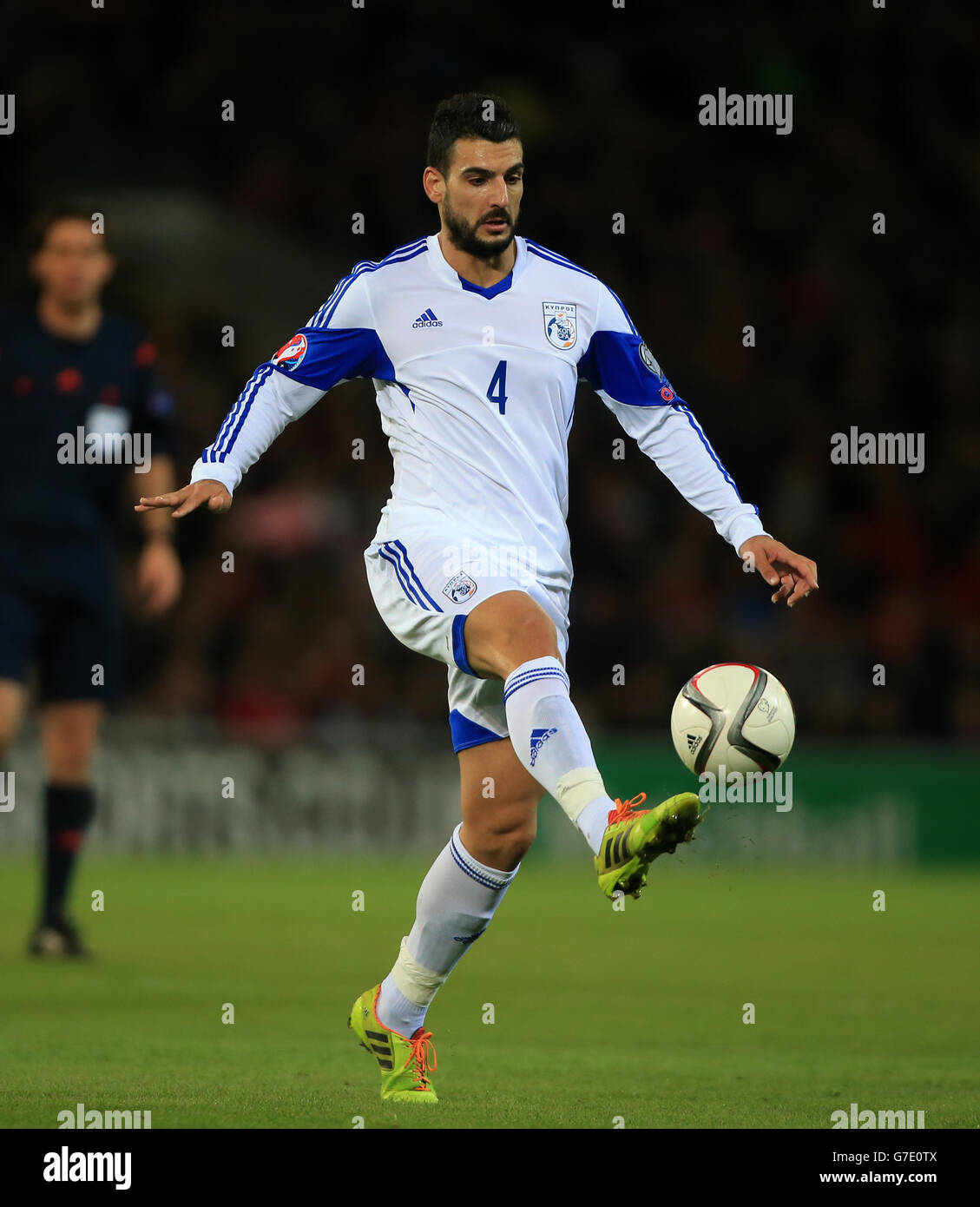 I Giorgos Merkis di Cipro durante la partita di qualificazione UEFA Euro 2016 al Cardiff City Stadium di Cardiff. Foto Stock