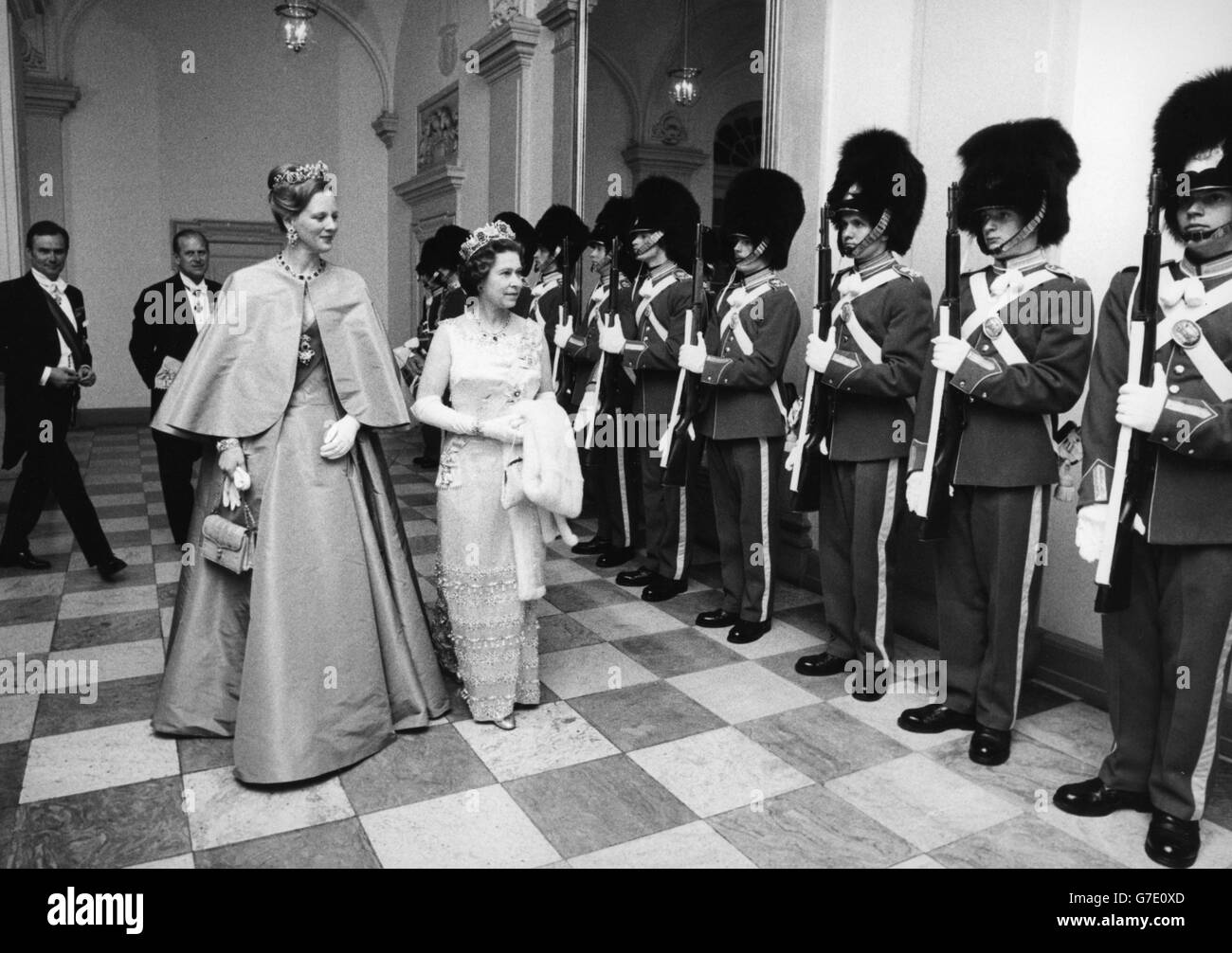 Regina Elisabetta II con la Regina Margrethe di Danimarca in un banchetto di Stato al Castello di Christiansborg, Copenhagen. Foto Stock