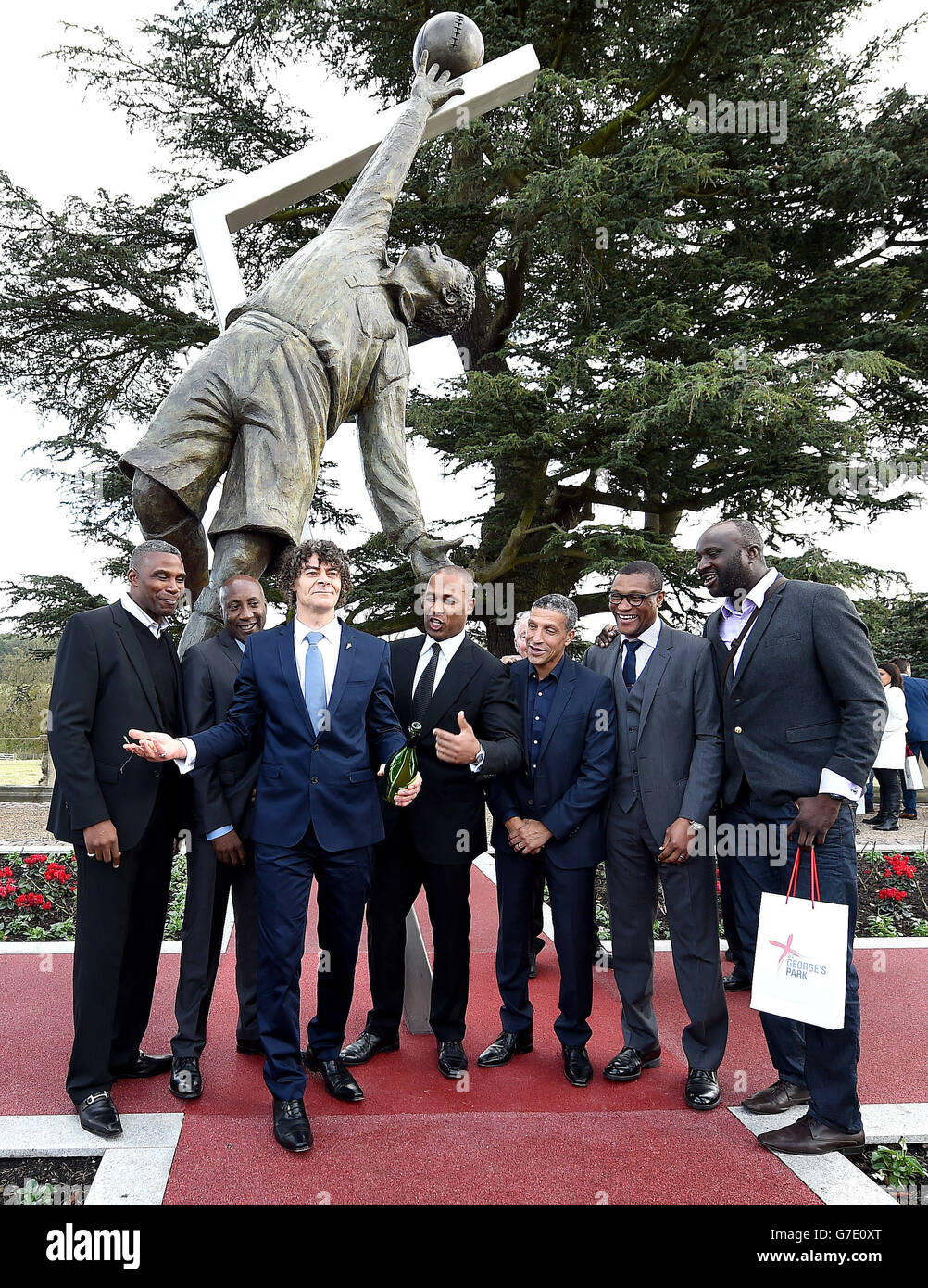 (Sinistra - destra) Dave Regis, Chris Ramsey Shaun Campbell, Les Ferdinand, Chris Hughton, Michael Emenalo e Mo Samba, come la statua di Arthur Wharton è svelata al St. George's Park, Burton-upon-Trent. Foto Stock