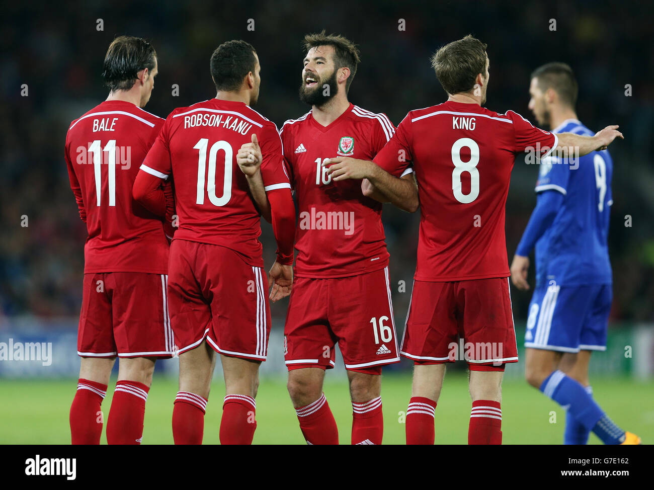 Calcio - UEFA Euro 2016 - Qualifiche - Gruppo B - Galles / Bosnia Erzegovina - Cardiff City Stadium. Il Wales' Joe Ledley (centro) organizza il muro difensivo Foto Stock