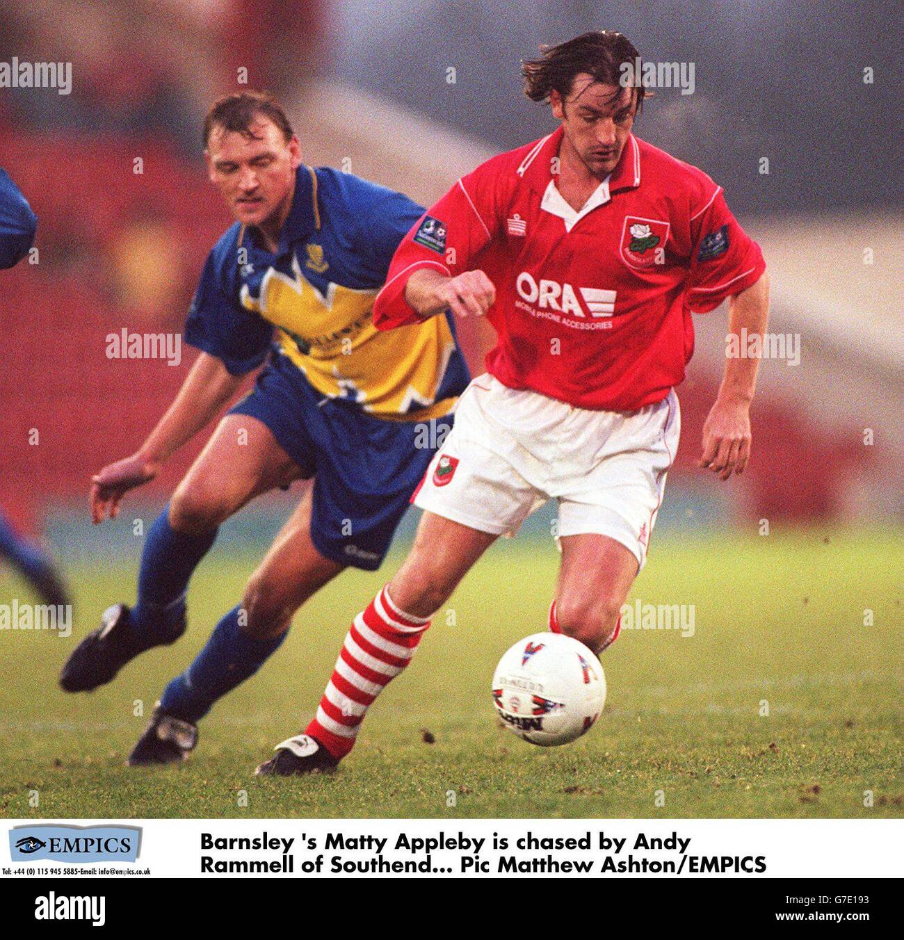 CALCIO - Barnsley / Southend United. Matty Appleby di Barnsley è inseguito da Andy Rammell di Southend Foto Stock