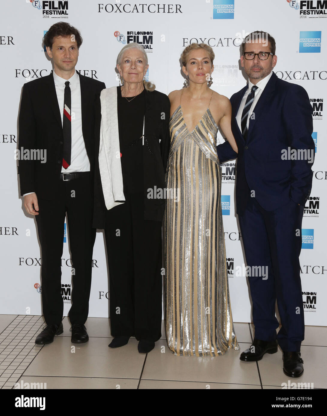 (Da sinistra a destra) regista del film Bennett Miller, Vanessa Redgrave, Sienna Miller e Steve Carell in arrivo per la proiezione del BFI London Film Festival di Foxcatcher, a Odeon Leicester Square, Londra. Foto Stock