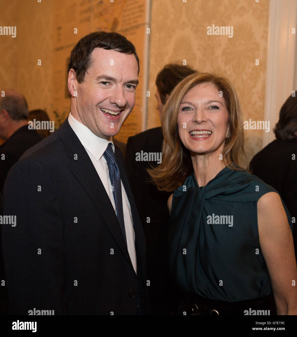 Il cancelliere George Osborne si pone con Dawn Hudson alla reception dell'Academy of Motion Pictures Arts and Sciences, l'evento celebra i nuovi membri di&Acirc;&nbsp;UK AMPAS per il 2014 dopo un anno particolarmente forte per il talento britannico agli Oscar. Foto Stock