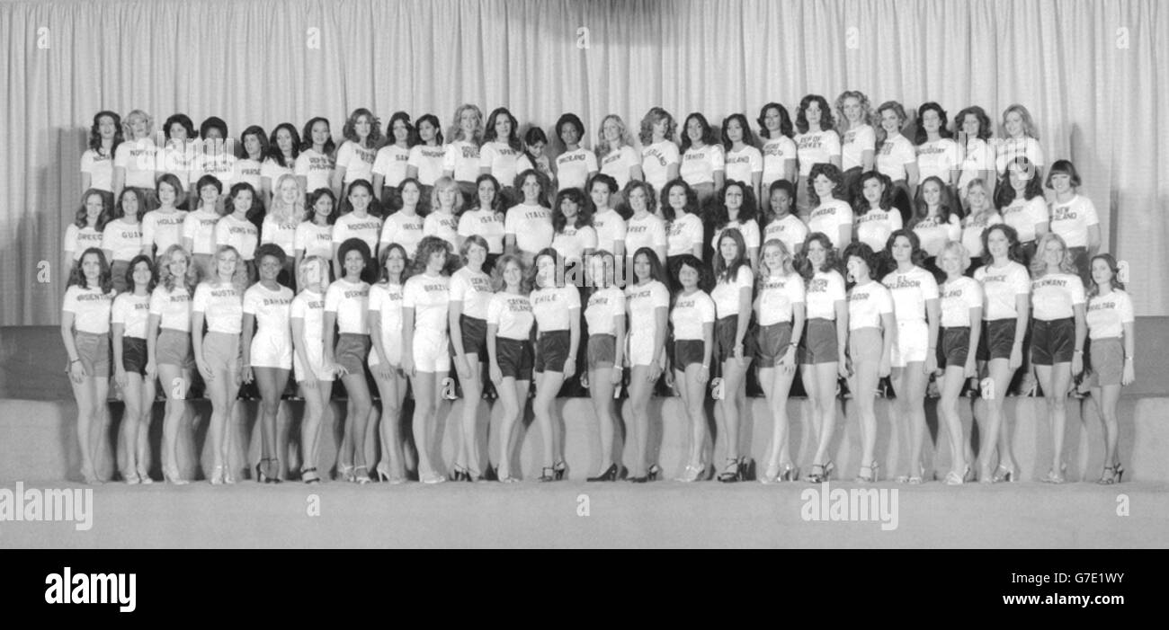 Il campo completo per il concorso di bellezza Miss World in una t-shirt e short line-up a Hammersmith Palais. Foto Stock