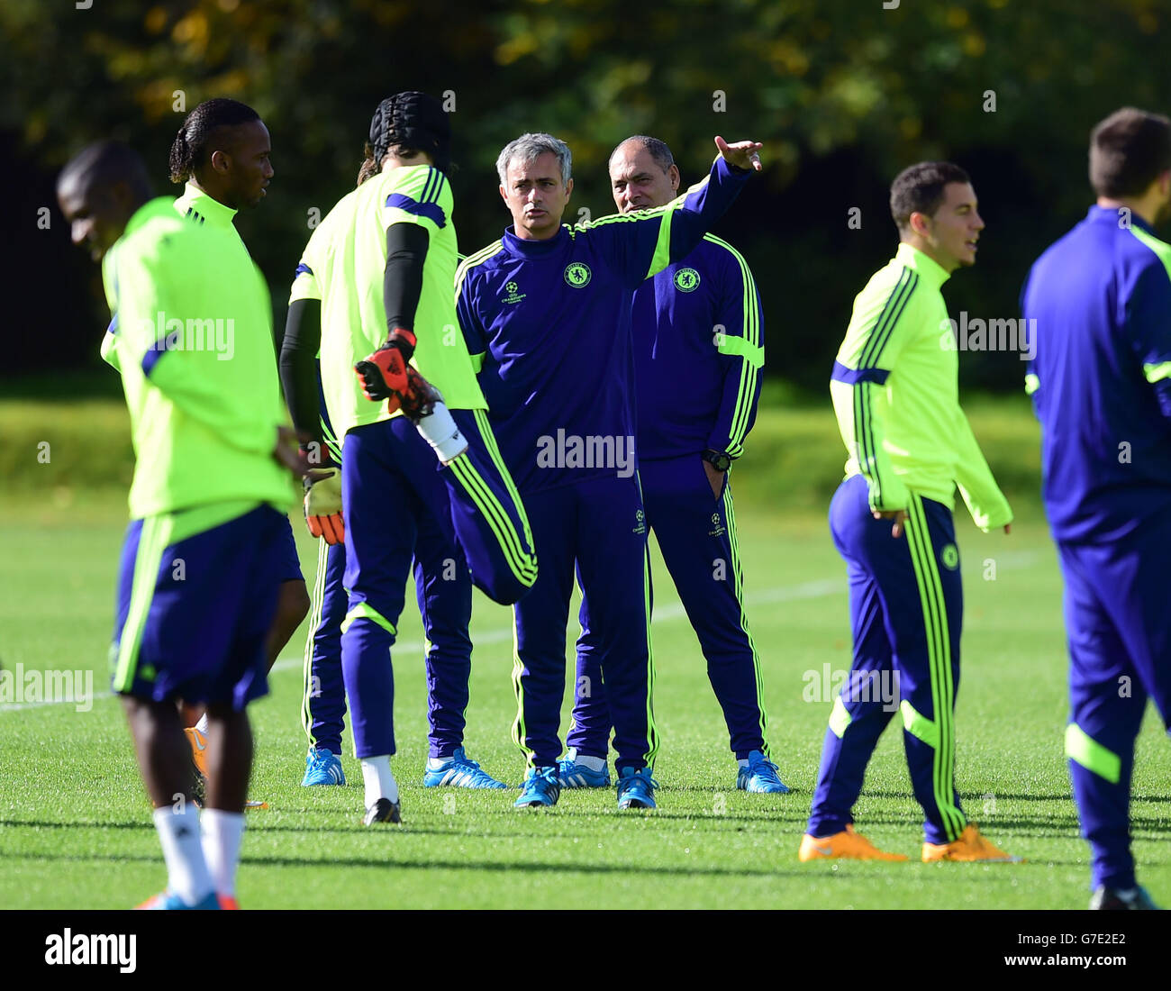 Il responsabile del Chelsea Jose Mourinho (centro) durante una sessione di formazione al Cobham Training Ground, Surrey. Foto Stock