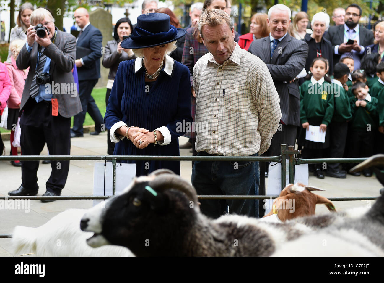 La duchessa di Cornovaglia parla con Richard Craddock (a destra) da Hatton Country World mentre si guarda una selezione di capre e pecore dopo aver frequentato la quindicina di British Food 'National Harvest Service' presso la Cattedrale di St Philip, Birmingham. Foto Stock
