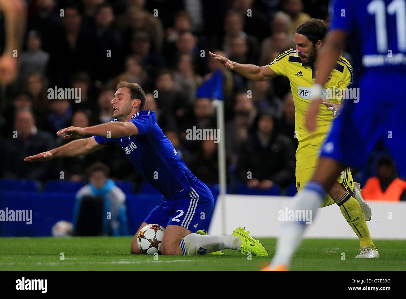 Il Chelsea's Branislav Ivanovic è scovato nella zona dal difensore di NK Maribor Marko Suler per una penalizzazione durante la partita di UEFA Champions League Group G a Stamford Bridge, Londra. Foto Stock