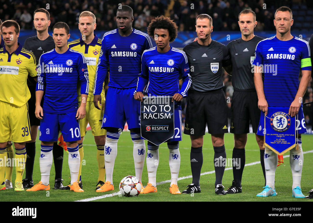 I giocatori di Chelsea e NK Maribor dicono No al razzismo prima del calcio d'inizio durante la partita UEFA Champions League Group G a Stamford Bridge, Londra. Foto Stock
