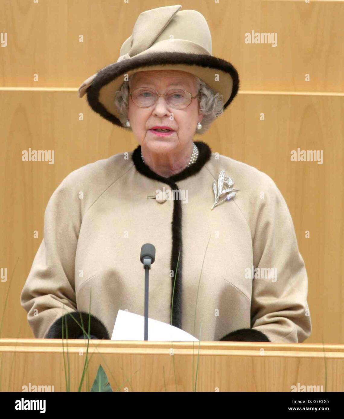 La Regina Elisabetta II della Gran Bretagna si rivolge al parlamento locale a Lantag a Dusseldorf, durante la sua visita di Stato di tre giorni in Germania. Foto Stock