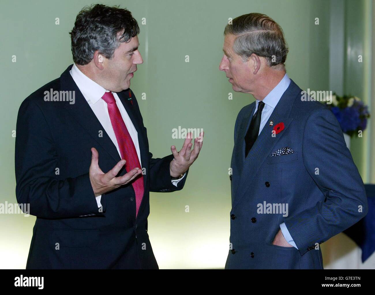Il Principe del Galles (destra) e il Cancelliere Gordon Brown alla conferenza Enterprise 21 di Bishopsgate, nel centro di Londra, per celebrare 21 anni di assistenza ai giovani nel mondo degli affari attraverso la fiducia del Principe. Foto Stock