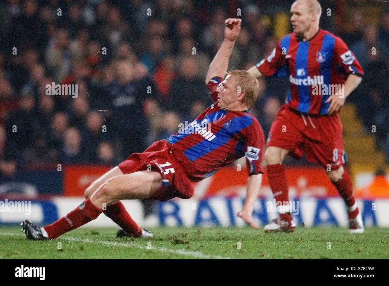 L'Aki Riihilahti di Crystal Palace, a sinistra, segna l'equalizzatore della sua squadra contro l'Arsenal guardato dal compagno di squadra Andrew Johnson durante la partita Barclays Premiership a Selhurst Park, Londra. Foto Stock