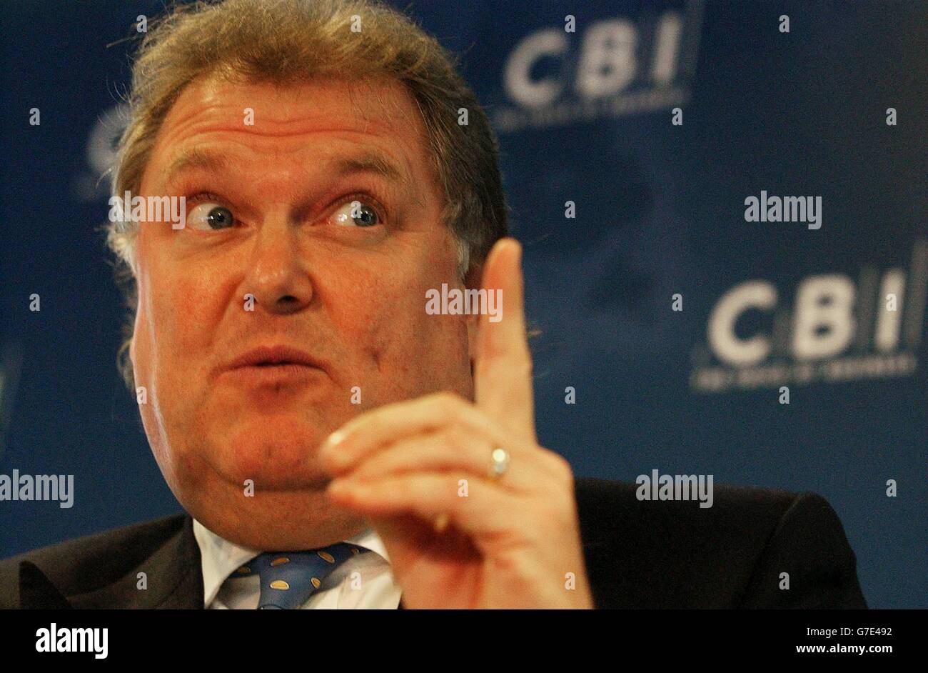 Direttore generale della CBI Digby Jones. I lavoratori privi di competenze saranno lasciati in uno scrapheap di posti di lavoro tra pochi anni, secondo un avvertimento shock, dal capo della più grande organizzazione aziendale del paese. Il CBI ha affermato che nel Regno Unito era necessario un "enorme cambiamento culturale" per garantire che i giovani fossero preparati al mondo del lavoro. L'onorevole Jones ha affermato che la sfida era quella di creare più posti di lavoro nel Regno Unito di quelli persi in altri paesi, e di garantire che le persone avessero le competenze necessarie per trarre vantaggio, il che "crea un problema". Foto Stock