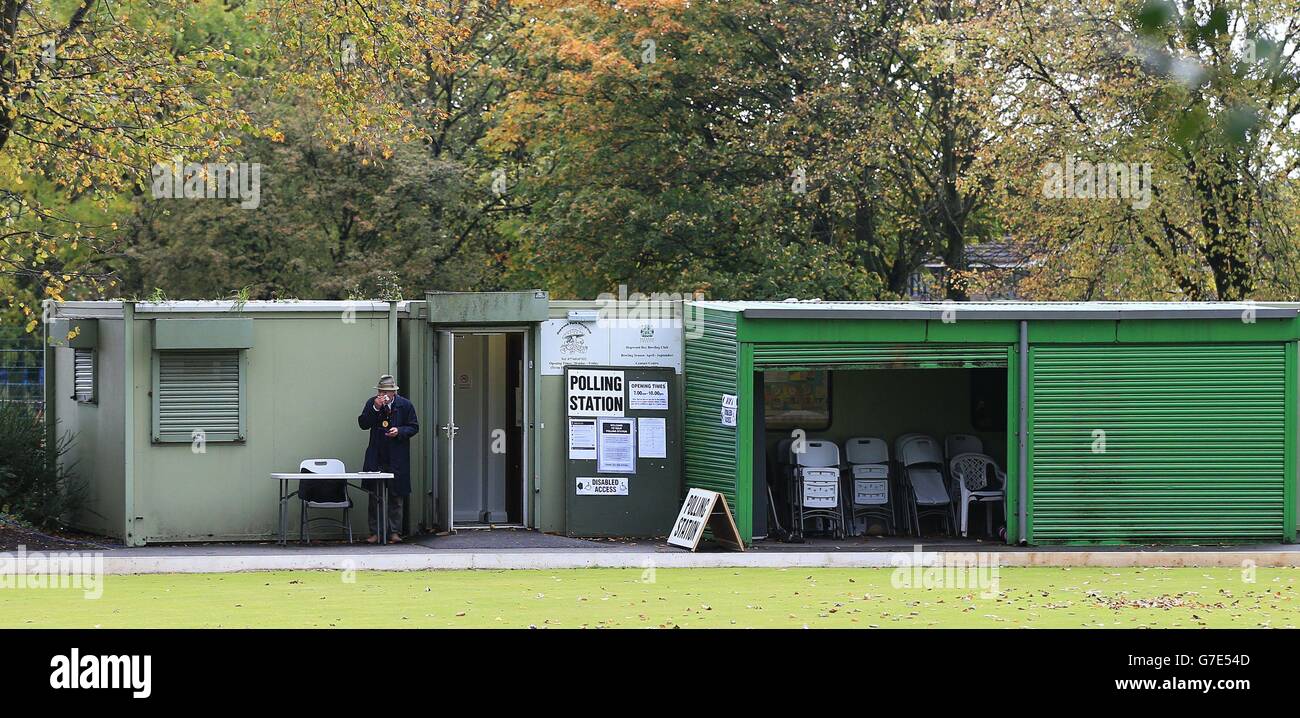 Un rappresentante dell'UKIP (nome non fornito) si trova all'esterno del Hopwood Rec Bowling Club di Heywood, mentre le persone votano nella by-elezione di Heywood e Middleton. Foto Stock