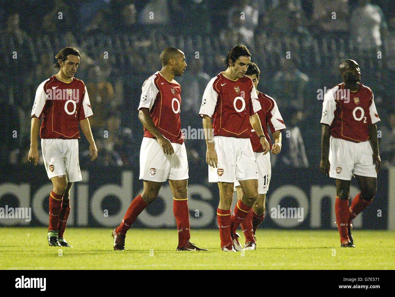I giocatori dell'Arsenale (da sinistra a destra:) Edu, Thierry Henry, Robert Pires, Francesc Fabregas e Sol Campbell mostrano la loro deiezione dopo che il secondo gol di Panathinaikos è stato segnato durante la partita UEFA Champions League Group e allo stadio Apostolos Nikolaidis, Atene, Grecia. Punteggio finale Panathinaikos 2-2 Arsenal. Foto Stock I giocatori dell'Arsenale (da sinistra a destra:) Edu, Thierry Henry, Robert Pires, Francesc Fabregas e Sol Campbell mostrano la loro deiezione dopo che il secondo gol di Panathinaikos è stato segnato durante la partita UEFA Champions League Group e allo stadio Apostolos Nikolaidis, Atene, Grecia. Punteggio finale Panathinaikos 2-2 Arsenal. Foto Stock
