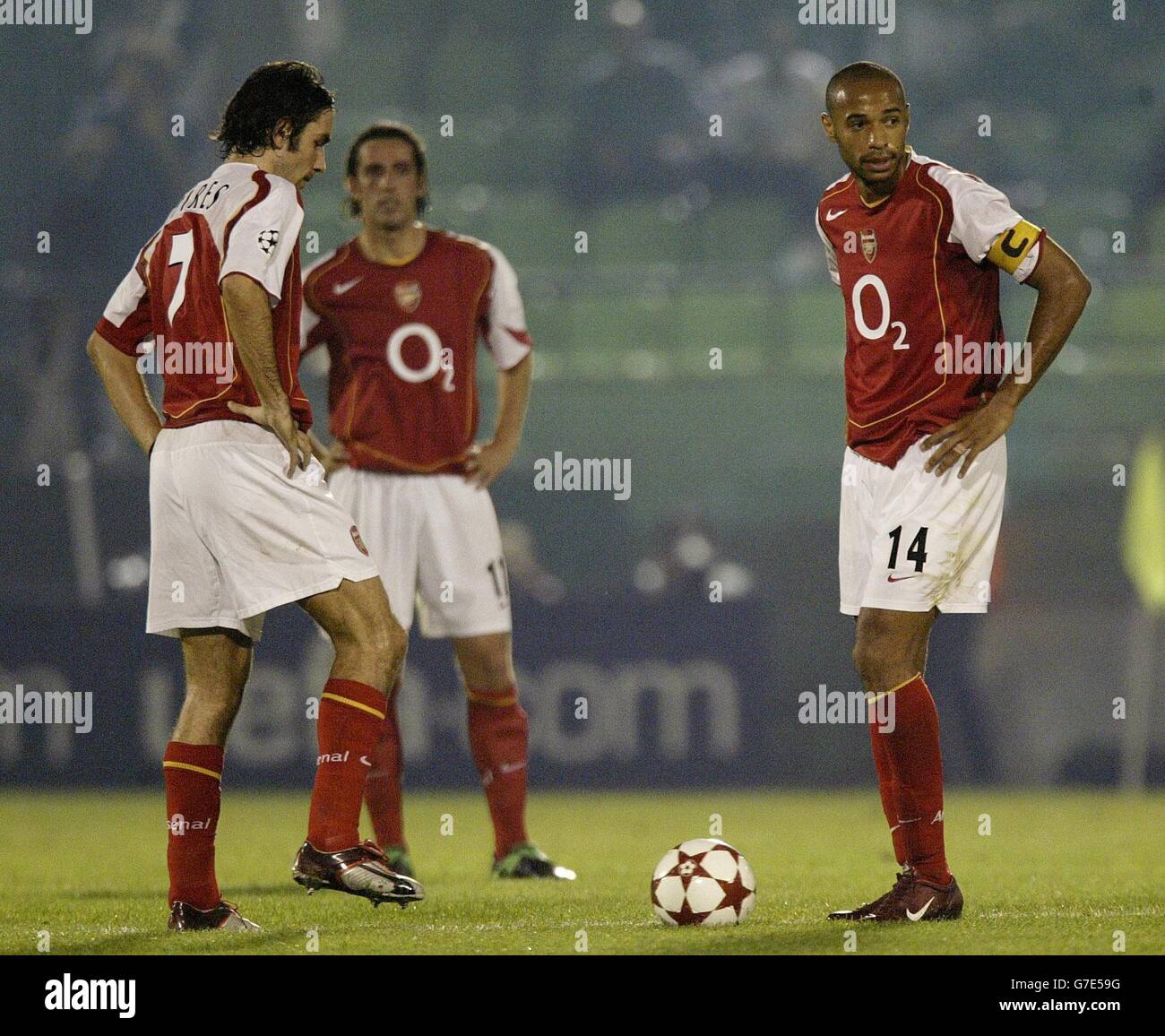 Thierry Henry di Arsenal (a destra) mostra la sua deiezione mentre riavvia il gioco con Robert Pires (a sinistra) e Edu dopo Panathinaikos punteggio il loro secondo gol durante la partita UEFA Champions League Group e allo Stadio Apostolos Nikolaidis, Atene, Grecia. Punteggio finale Panathinaikos 2-2 Arsenal. Foto Stock Thierry Henry di Arsenal (a destra) mostra la sua deiezione mentre riavvia il gioco con Robert Pires (a sinistra) e Edu dopo Panathinaikos punteggio il loro secondo gol durante la partita UEFA Champions League Group e allo Stadio Apostolos Nikolaidis, Atene, Grecia. Punteggio finale Panathinaikos 2-2 Arsenal. Foto Stock