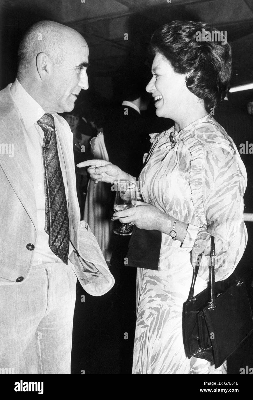 La principessa Margaret, ospite d'onore ai premi serali per la batteria standard, parla con l'attore Warren Mitchell, che ha ricevuto il premio miglior attore per il suo ruolo nella morte di un Salesman. Foto Stock