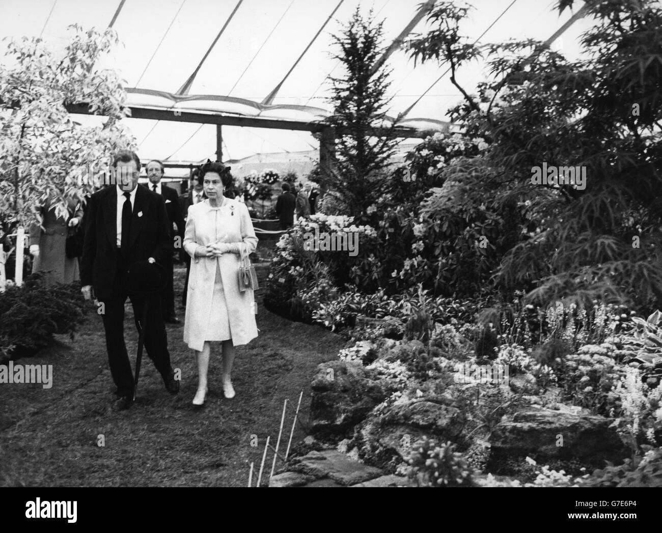 La regina Elisabetta II, accompagnata da Lord Aberconway, presidente della Royal Horticultural Society, è dato un tour del Chelsea Flower Show nei terreni del Royal Hospital, Chelsea. Foto Stock