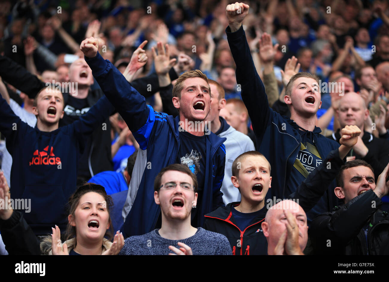 I fan di Everton festeggiano il 2-0 la vittoria sul WBA nella stand Foto Stock